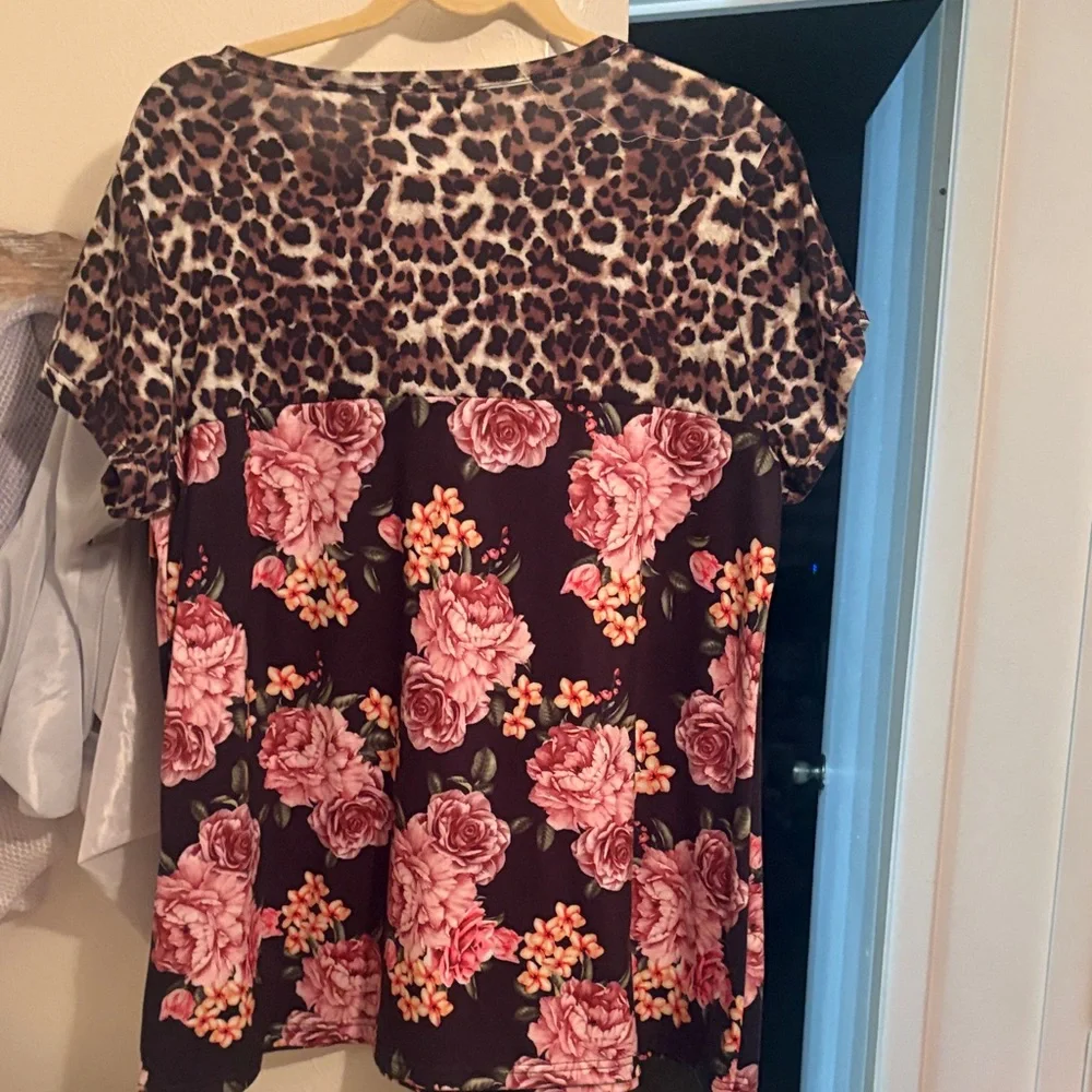 Chic Leopard and Floral Short Sleeve Top - Picture 3 of 3